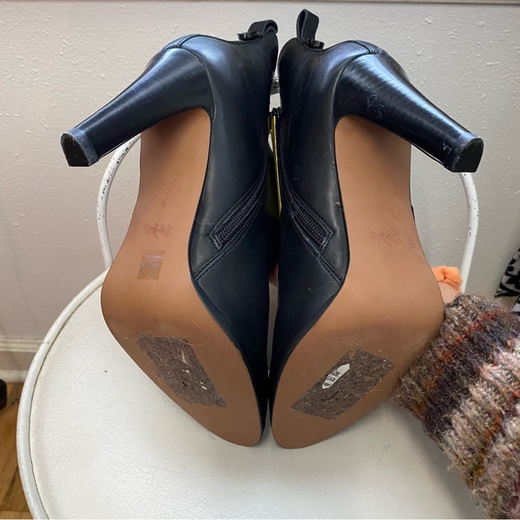 Elegant Black Leather Ankle Boots - Picture 4 of 8